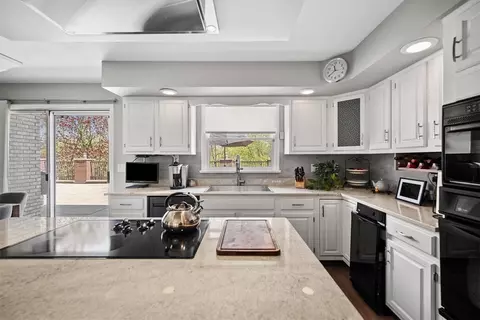 Kitchen - 11775 Frieda Dr, Irwin, PA 15642 photo 2 of 5