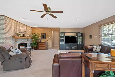 Living - 11775 Frieda Dr, Irwin, PA 15642 photo 3 of 6