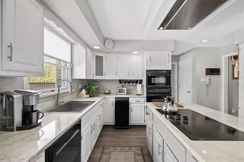 Kitchen - 11775 Frieda Dr, Irwin, PA 15642 photo 4 of 5