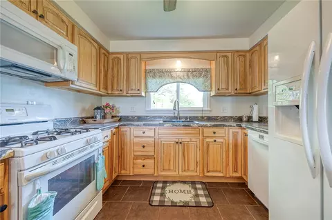 Kitchen - 22 Dell Dr, Irwin, PA 15642 photo 1 of 3