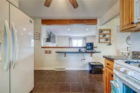 Kitchen - 22 Dell Dr, Irwin, PA 15642 photo 2 of 3
