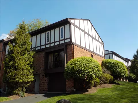 227 Queensberry Ct, Pittsburgh, PA 15237