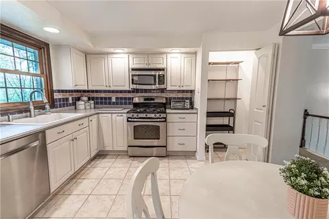 Kitchen - 338 Jackson Dr, Apollo, PA 15613 photo 1 of 3
