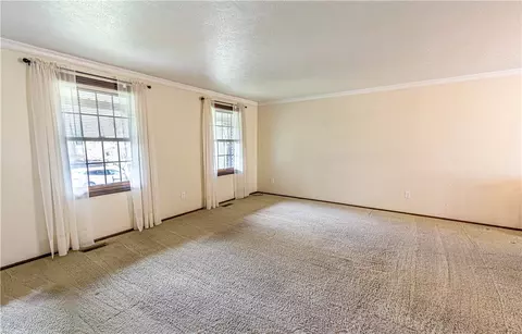 Living - 338 Jackson Dr, Apollo, PA 15613 photo 2 of 6