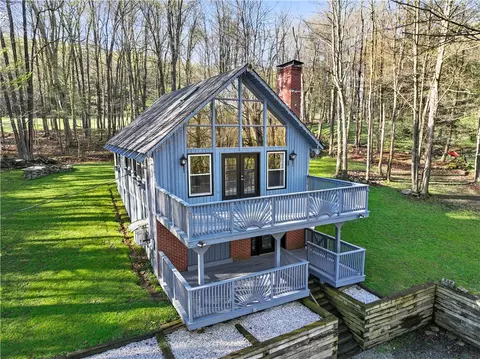1114 Peninsula Dr, Central City, PA 15926