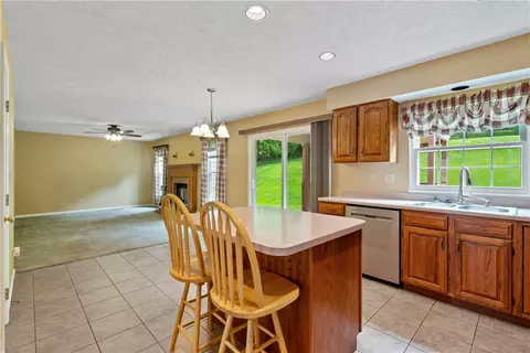 890 Castleview Dr, Irwin, PA 15642 photo 4