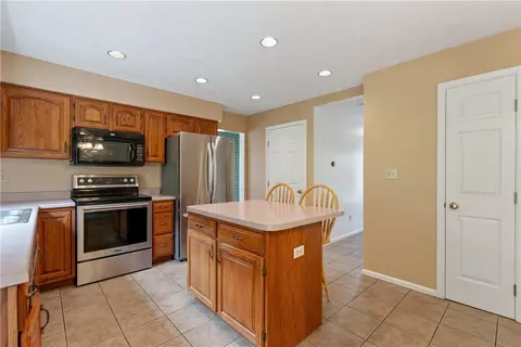 890 Castleview Dr, Irwin, PA 15642 photo 8