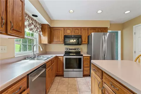 890 Castleview Dr, Irwin, PA 15642 photo 6