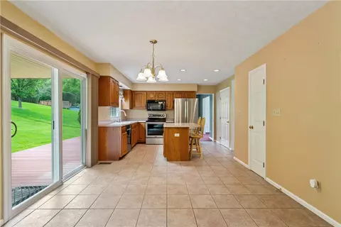 890 Castleview Dr, Irwin, PA 15642 photo 9