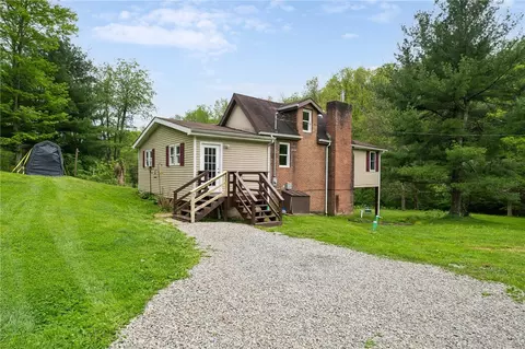 77 Hickory Rd, Claysville, PA 15323