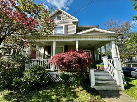 216 Gilmore Ave, Grove City, PA 16127