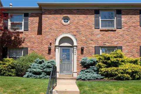 690 Robinwood Dr #B, Pittsburgh, PA 15216