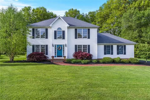 1872 Lori Ln, Hermitage, PA 16148