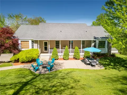 150 Francis Dr, Georgetown, PA 15043
