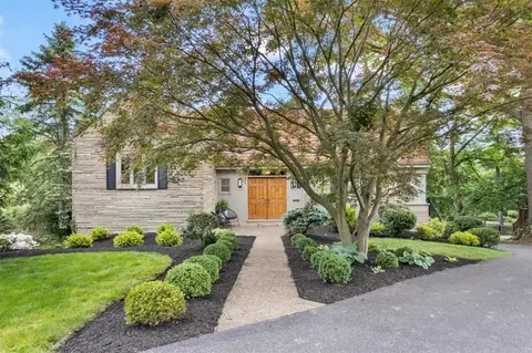 1045 Lakemont Dr, Pittsburgh, PA 15243