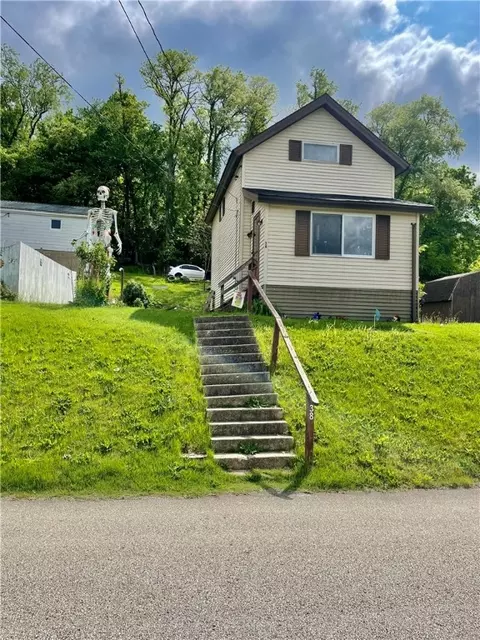 38 Main St, Daisytown, PA 15427