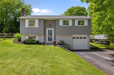 100 Briarwood Ln, Cranberry Township, PA 16066