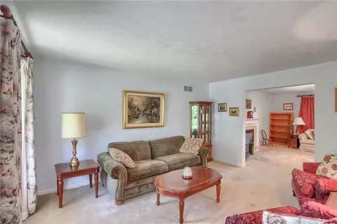 Living - 405 Willow Ct, Apollo, PA 15613 photo 1 of 4