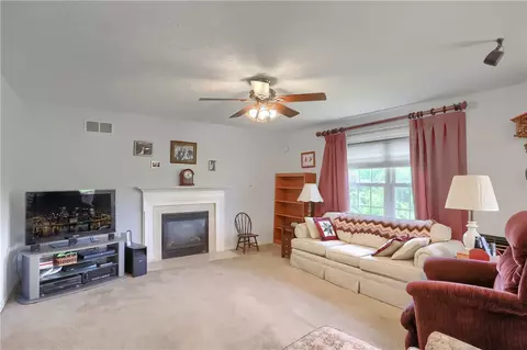 Living - 405 Willow Ct, Apollo, PA 15613 photo 4 of 4