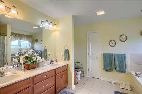 Bath - 405 Willow Ct, Apollo, PA 15613 photo 2 of 4
