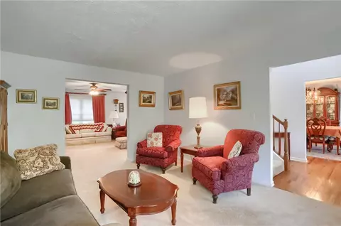 Living - 405 Willow Ct, Apollo, PA 15613 photo 2 of 4