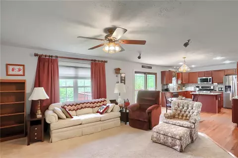 Living - 405 Willow Ct, Apollo, PA 15613 photo 3 of 4