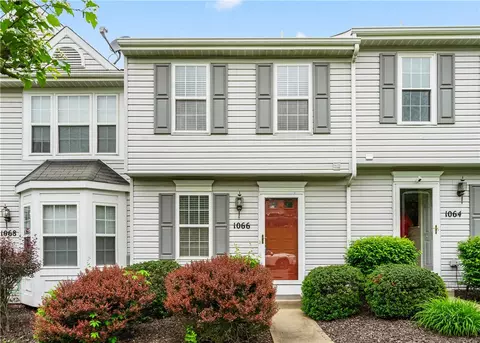 1066 Royal Dr, Canonsburg, PA 15317