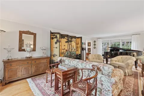 Living - 4914 Simmons Cir, Export, PA 15632 photo 3 of 5