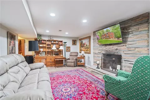 Living - 4914 Simmons Cir, Export, PA 15632 photo 5 of 5
