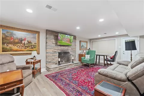 Living - 4914 Simmons Cir, Export, PA 15632 photo 4 of 5