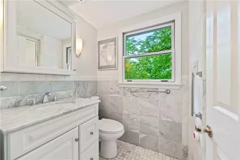 Bath - 4914 Simmons Cir, Export, PA 15632 photo 3 of 3
