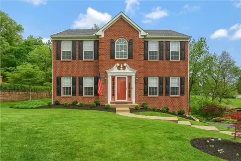 125 Hunters Run Dr, Moon Township, PA 15108
