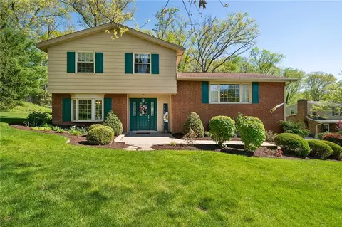 212 Robinhood Ln, Canonsburg, PA 15317