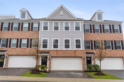202 Faulk Dr, Warrendale, PA 15086