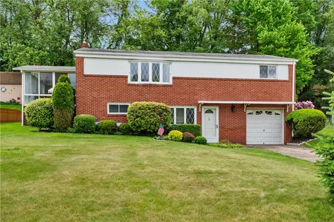 137 Skylark Dr, Glenshaw, PA 15116