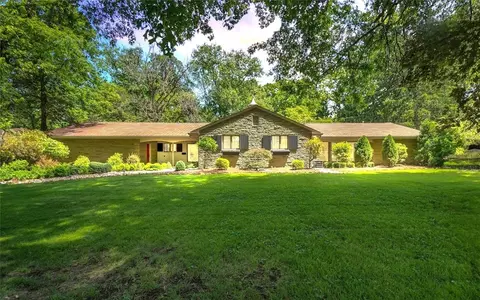 1070 Wade Ln, Oakmont, PA 15139
