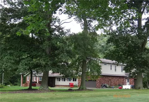 205 Country Club Dr, Ellwood City, PA 16117