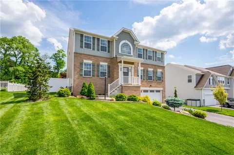 226 Lily Ridge Dr, Canonsburg, PA 15317