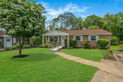 9 Chaucer Dr, Pittsburgh, PA 15235