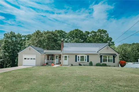 1055 Maple Dr, Kittanning, PA 16201