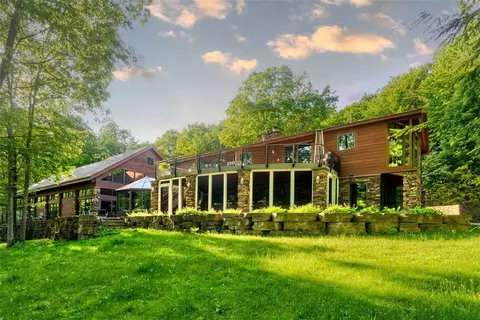 418 W Shore Trl, Stoystown, PA 15563