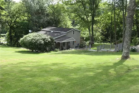 35 Walkertown Hill Rd, Daisytown, PA 15427