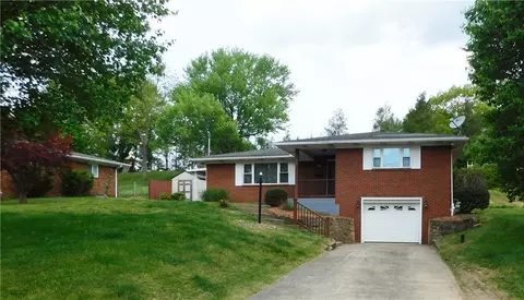 30 Meadow Ln, Uniontown, PA 15401