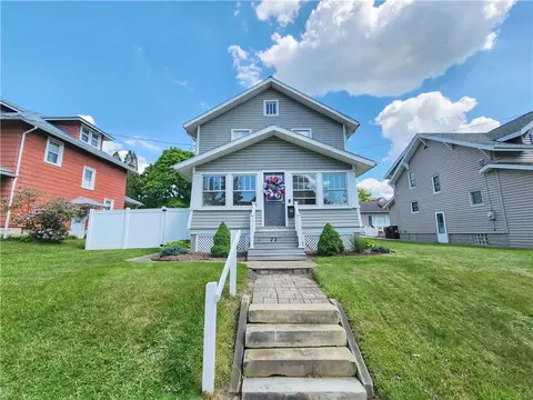 220 Edgewood Ave, Grove City, PA 16127