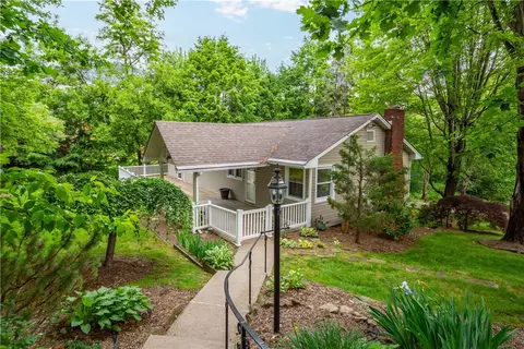 912 Farmhaven Dr, Coraopolis, PA 15108