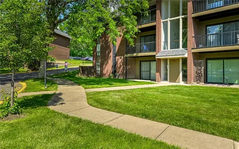 701 College Park Dr #1, Coraopolis, PA 15108