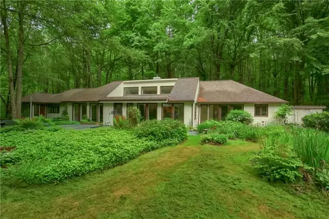 39 Ravenwood Ln, Grove City, PA 16127