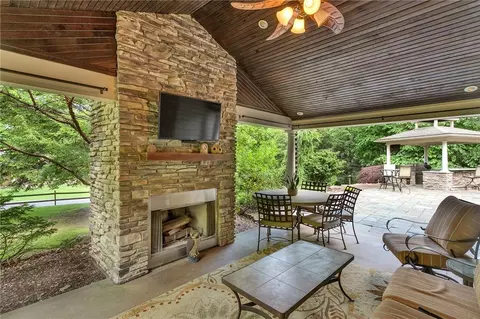 4901 Simmons Cir, Export, PA 15632 photo 9