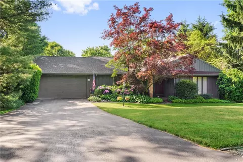 60 St Andrews Dr, Beaver Falls, PA 15010