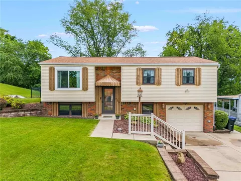 138 Convair Dr, Coraopolis, PA 15108